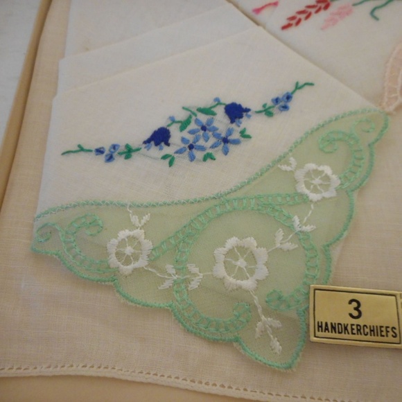 NIB Vtg Embroidered Floral Lacey Ladies Hankies - Picture 7 of 7